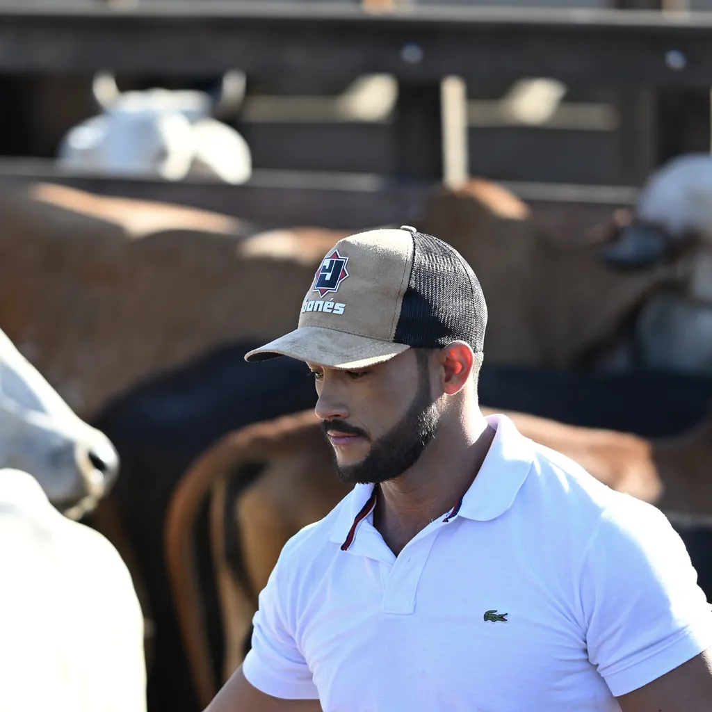 Homem no curral usando boné trucker personalizado
