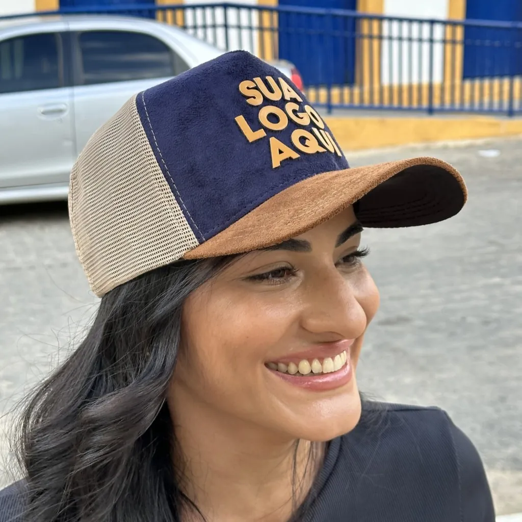 Boné trucker de camurça azul marinho personalizado com bordado dourado