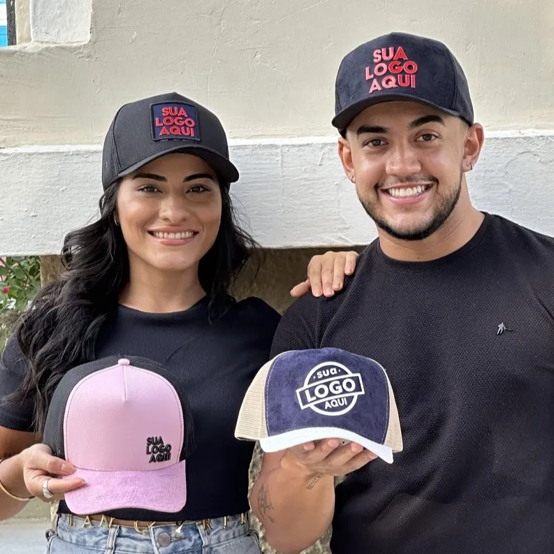 Casal com bonés personalizados em cores variadas, produção em atacado