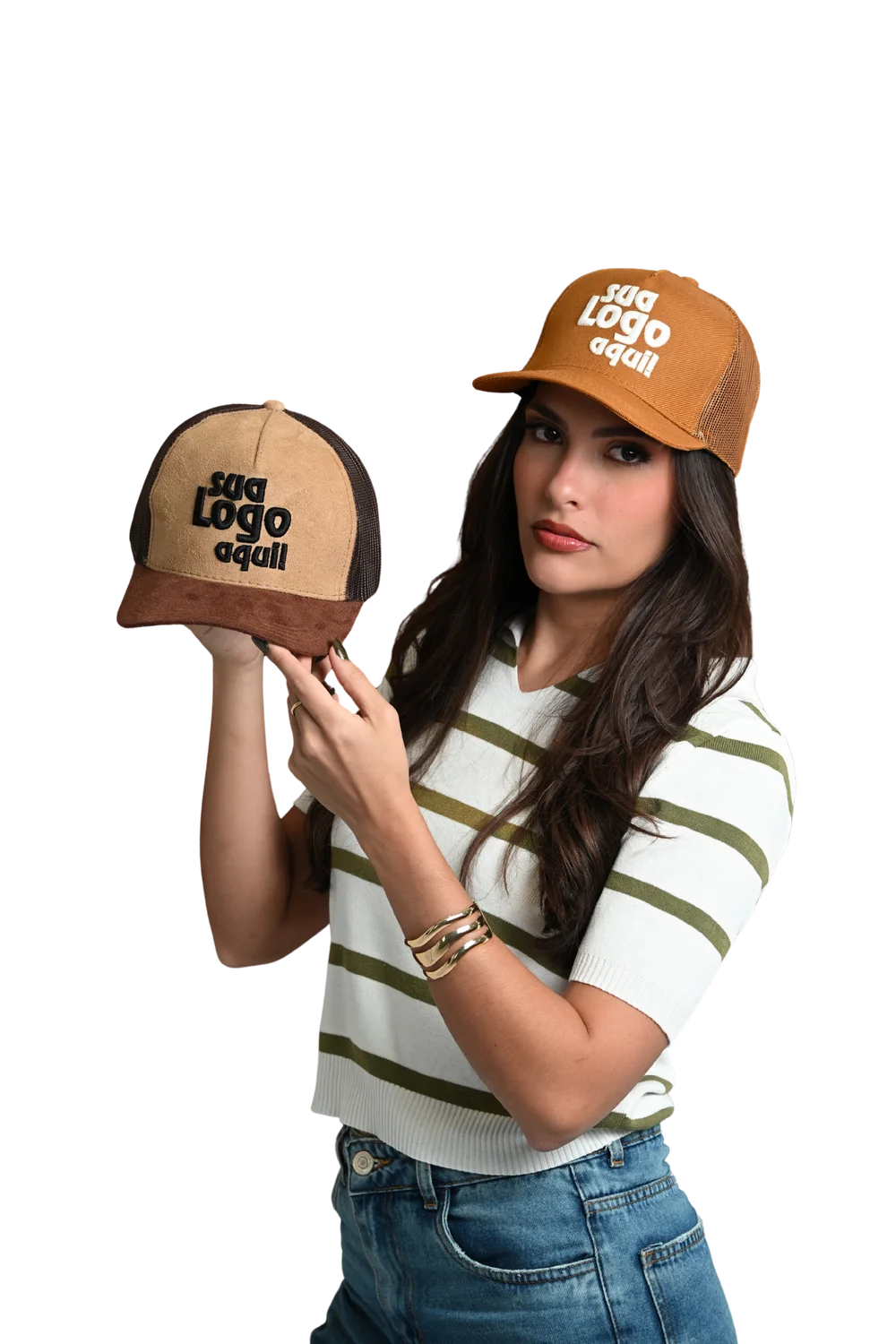 Modelo apresentando dois bonés de camurça personalizados