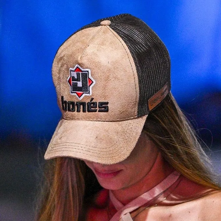 Boné de camurça bege personalizado com logo bordada