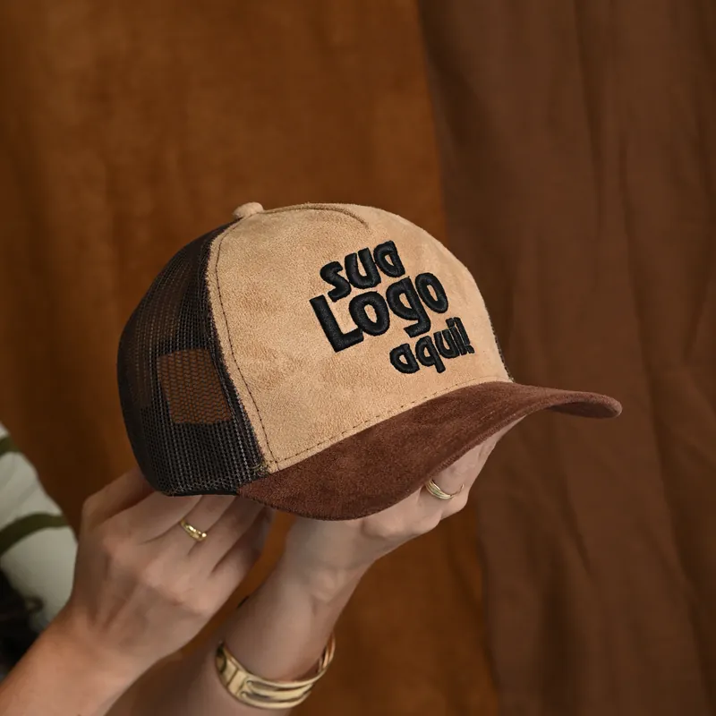 Boné de camurça personalizado com bordado 3D em alto relevo