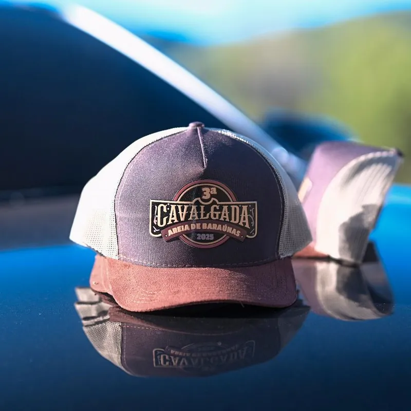 Boné trucker personalizado com patch de couro gravado