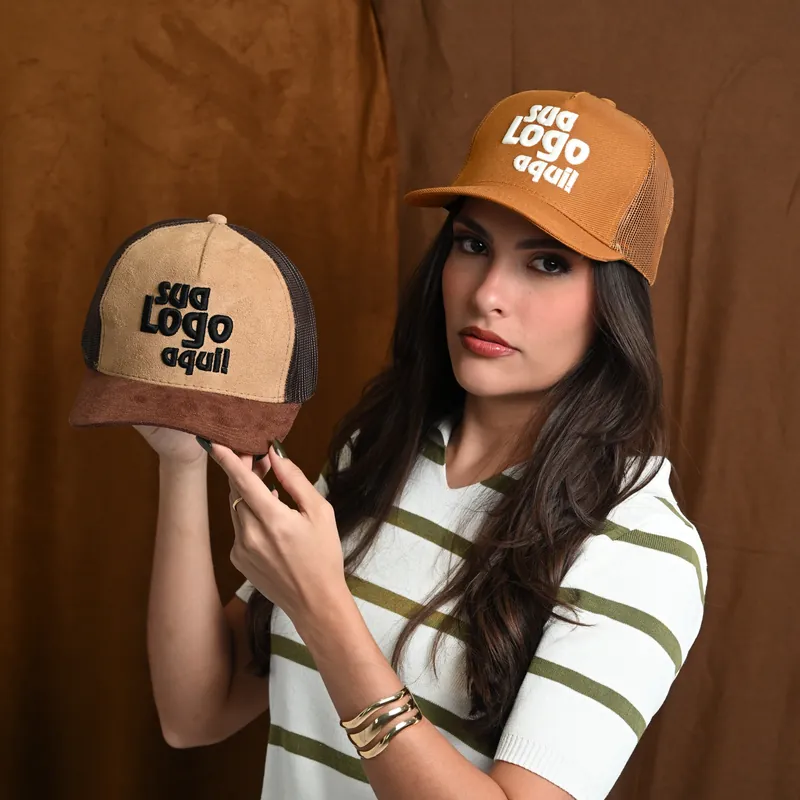 Dois bonés de camurça personalizados, produção em atacado